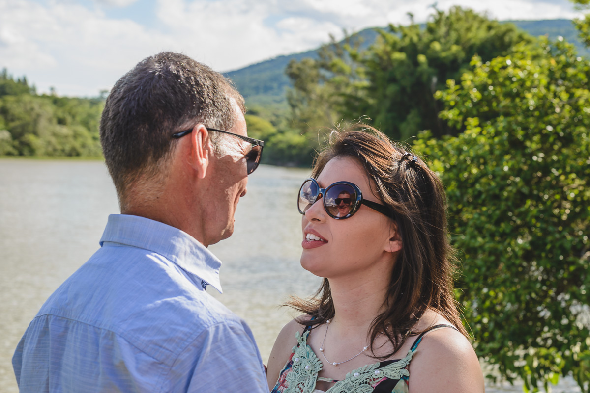 Foto do casal se olhando no ensaio pré wedding- Iperó - SP - fotografia Cia P&B Produções