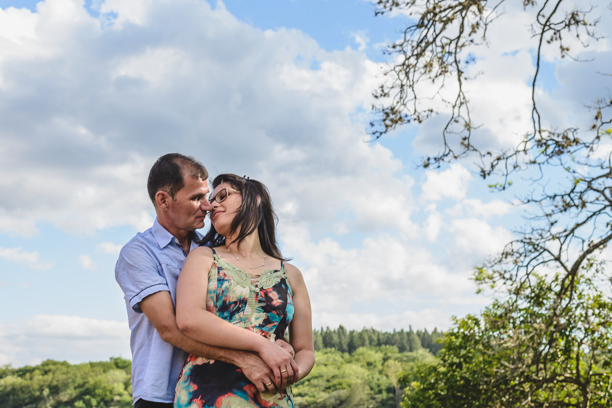 Foto do casal abraçado e se olhando no ensaio pré wedding- Iperó - SP - fotografia Cia P&B Produções