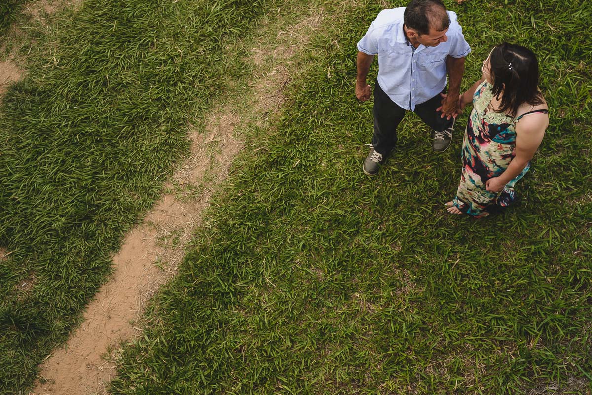 Foto do casal caminhando e se olhando no ensaio pré wedding- Iperó - SP - fotografia Cia P&B Produções