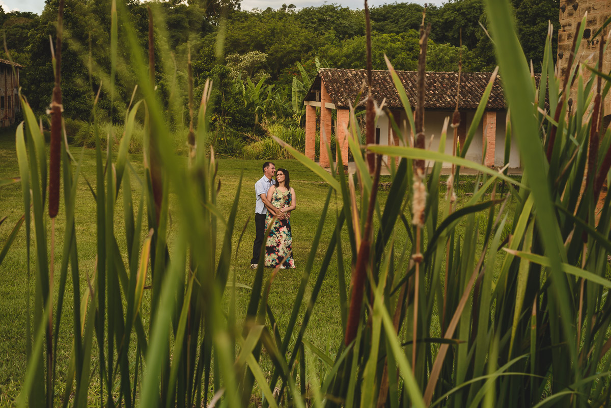 Foto do casal no campo no ensaio pré wedding- Iperó - SP - fotografia Cia P&B Produções