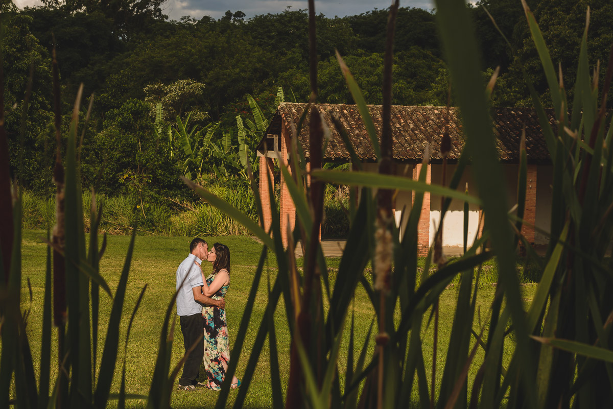 Foto do casal se beijando no campo no ensaio pré wedding - Iperó - SP - fotografia Cia P&B Produções
