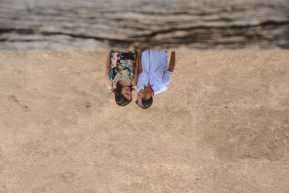 Foto criativa do casal caminhando no ensaio pré wedding - Iperó - SP - fotografia Cia P&B Produções
