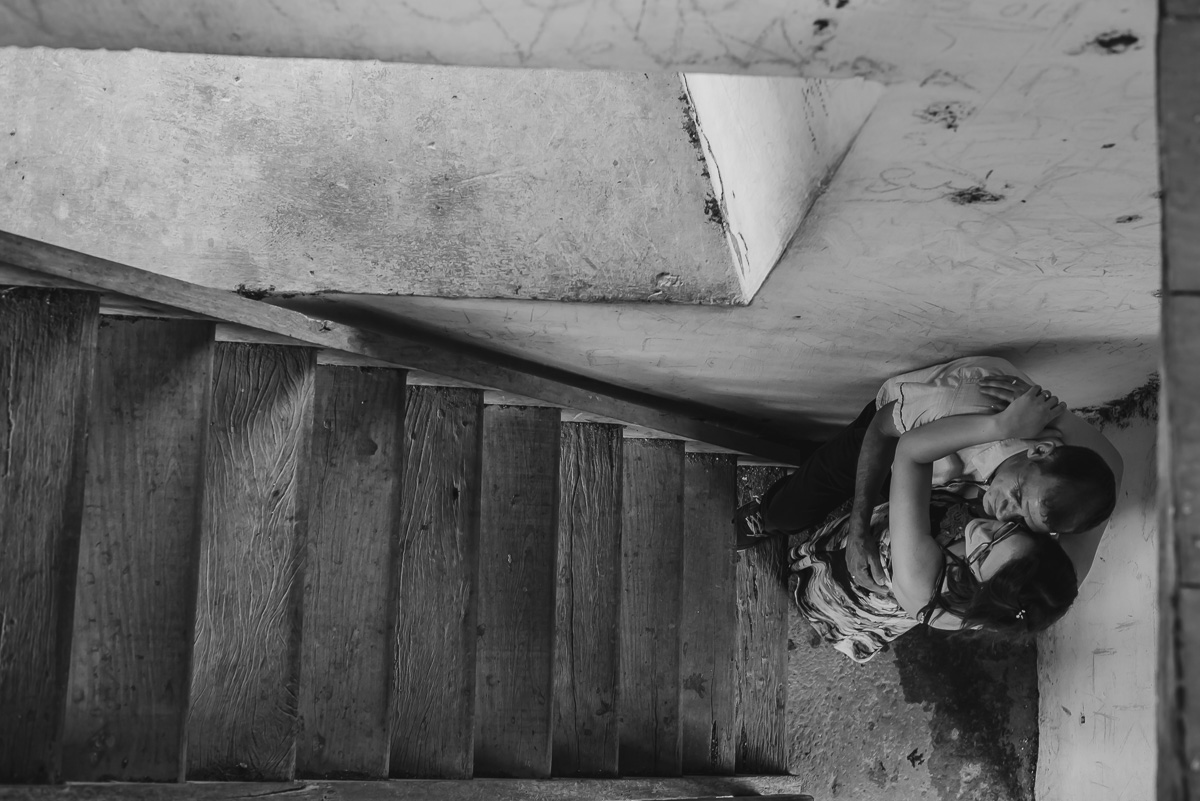 Foto do casal na escada no ensaio pré wedding- Iperó - SP - fotografia Cia P&B Produções