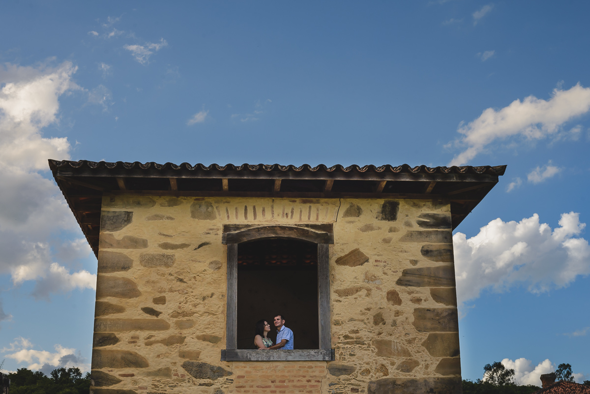 Foto do casal na janela no ensaio pré wedding- Iperó - SP - fotografia Cia P&B Produções