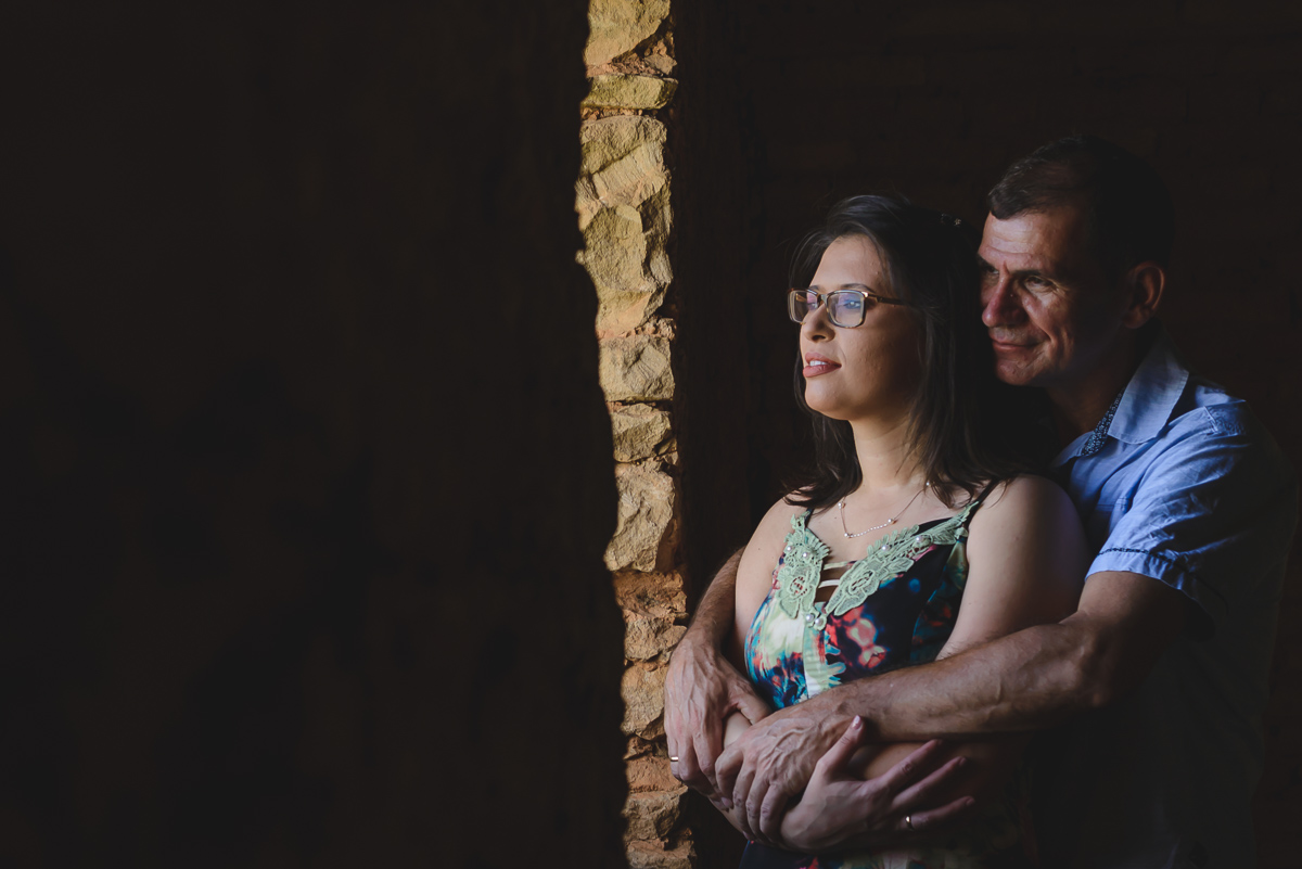 Foto do casal abraçado durante o ensaio- Iperó - SP