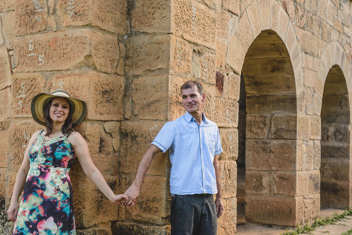Foto do casal de mãos dadas no ensaio pré wedding- Iperó - SP - fotografia Cia P&B Produções