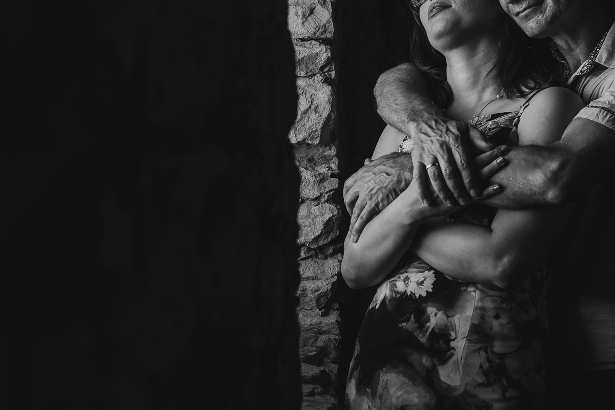 Foto do casal abraçado no ensaio pré wedding- Iperó - SP - fotografia Cia P&B Produções