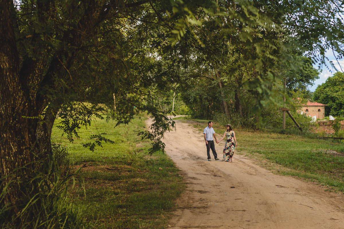 Foto do casal caminhando na estrada no campo no ensaio pré wedding- Iperó - SP- fotografia Cia P&B Produções 