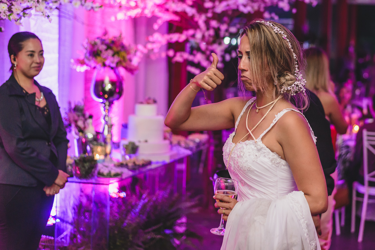 Foto da noiva dando ok na hora da festa- KF Eventos - Praia Grande - SP