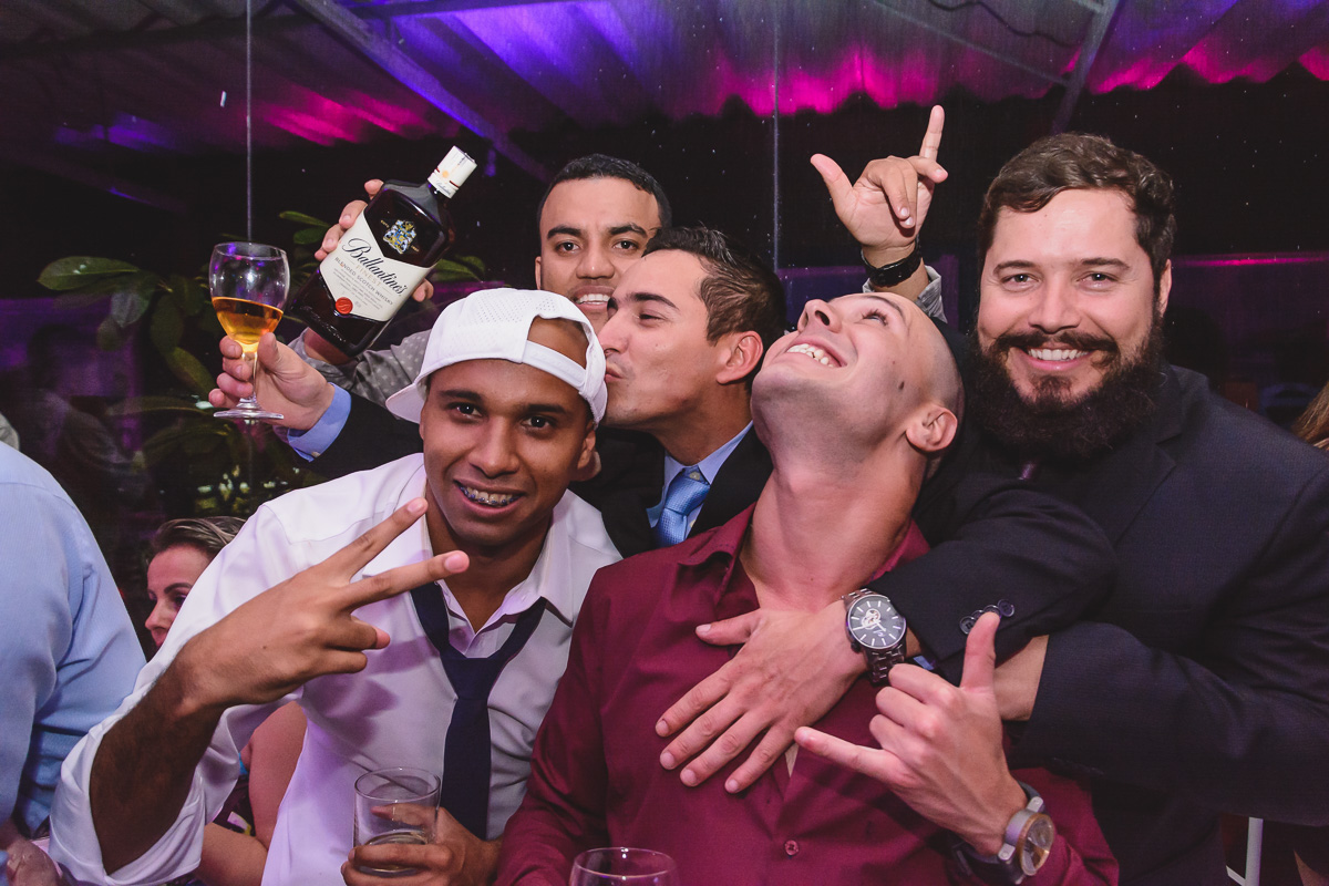 Foto do noivo com os amigos na festa- KF Eventos - Praia Grande - SP