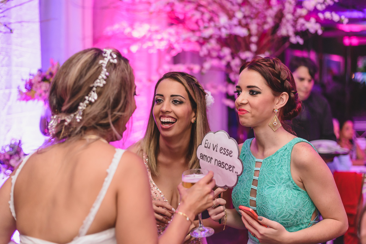 Foto da noiva com as madrinhas na hora da festa- KF Eventos - Praia Grande - SP