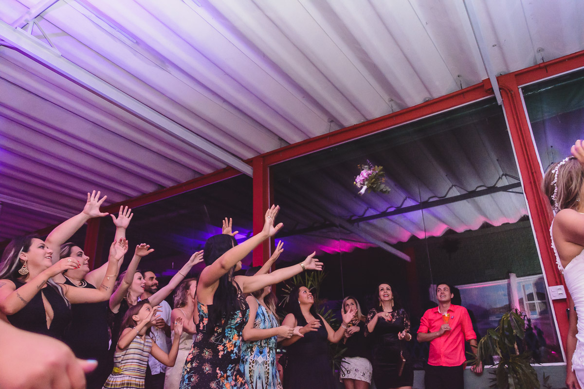 Foto da noiva jogando o buquê na hora da festa - KF Eventos - Praia Grande - SP