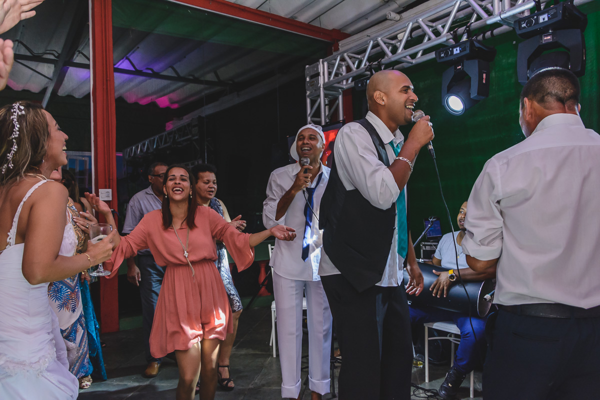 Foto do noivo cantando na hora da festa - KF Eventos - Praia Grande - SP