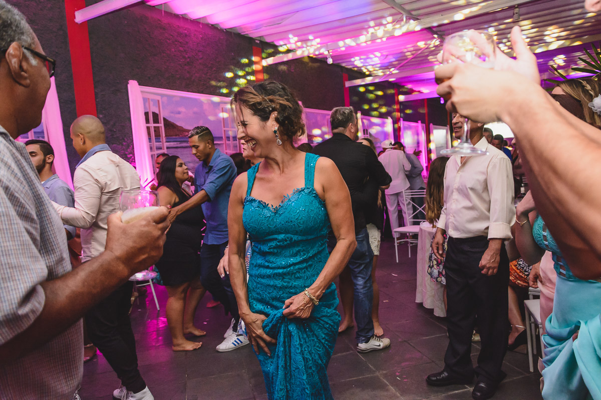 Foto da mãe da noiva dançando na hora da festa - KF Eventos - Praia Grande - SP
