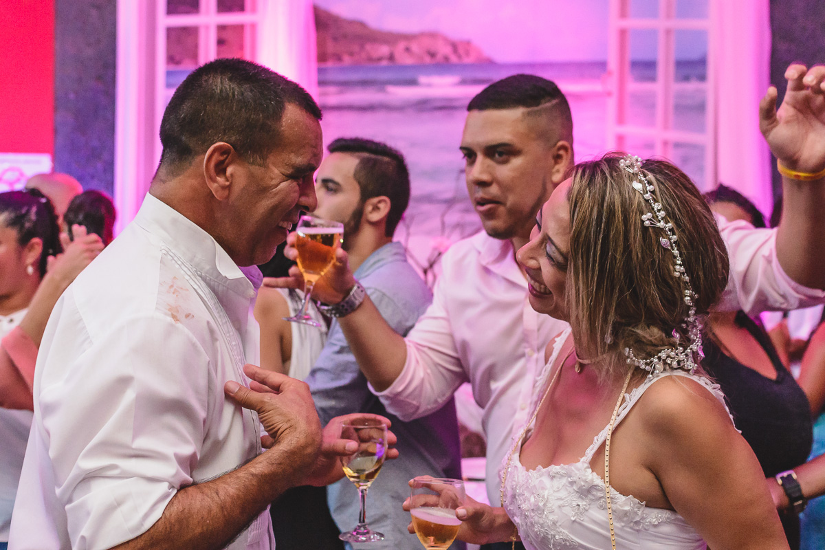 Foto do pai da noiva e da noiva sorrindo na festa - KF Eventos - Praia Grande - SP