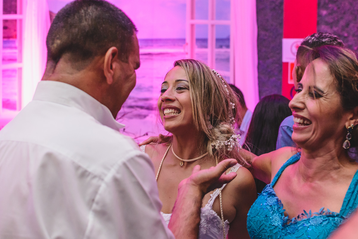 Foto da noiva e de seu pai na hora da festa - KF Eventos - Praia Grande - SP