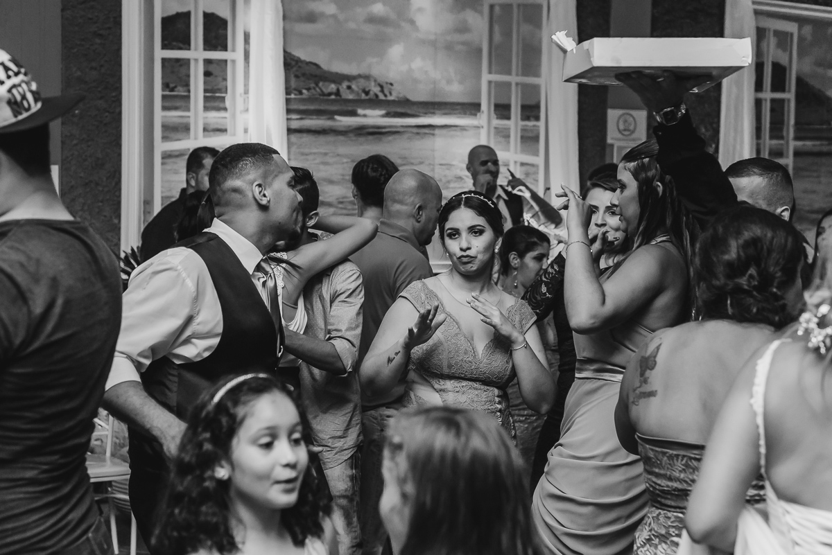 Foto da madrinha dançando na hora da festa - KF Eventos - Praia Grande - SP