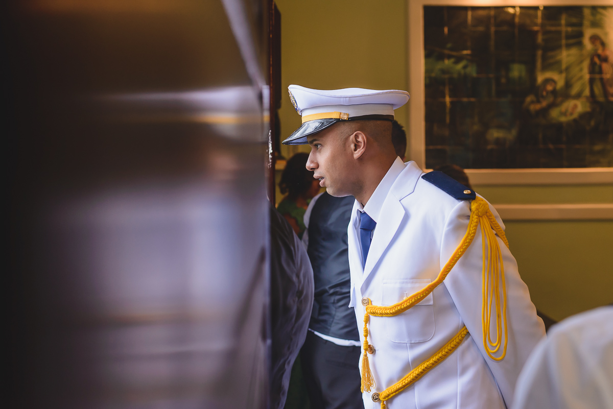 Foto do noivo esperando a noiva na igreja - Praia Grande -SP - Capela Santa Matilde - Cia P&B Produções