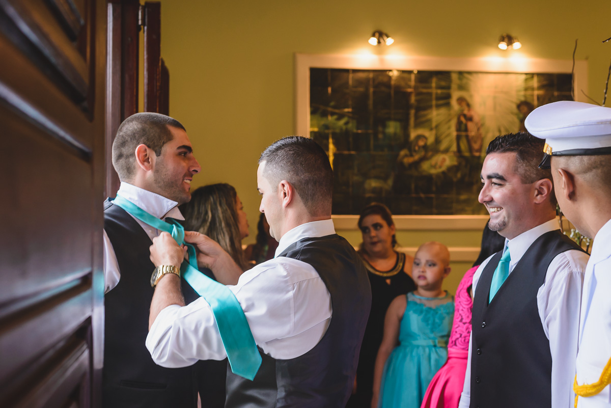 Foto dos padrinhos antes da cerimônia - Praia Grande - SP - Capela Santa Matilde - Cia P&B Produções