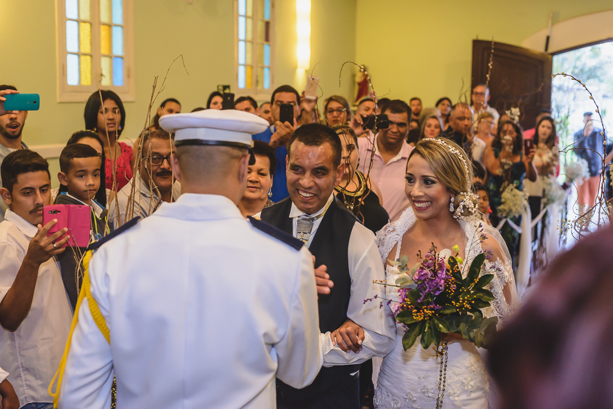 Foto da noiva chegando ao altar durante a cerimônia - Praia Grande - SP - Capela Santa Matilde