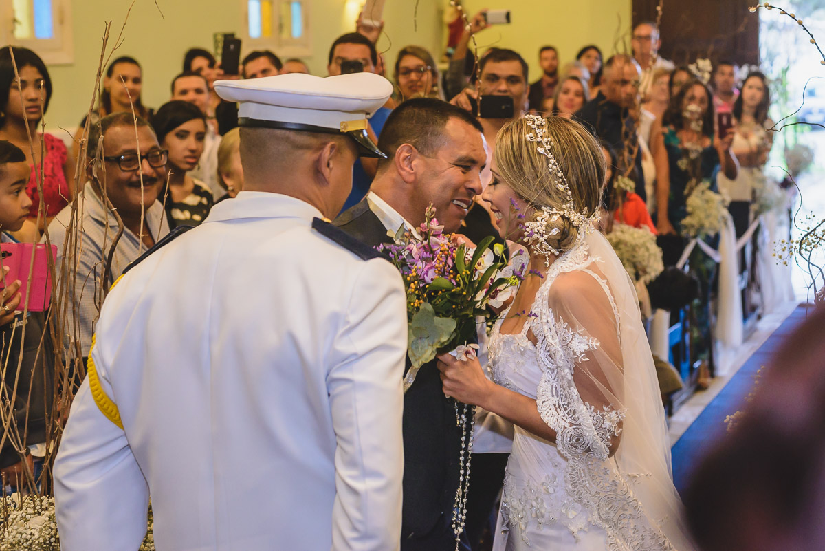 Foto da entrega da noiva pelo pai no altar - Praia Grande - SP -Capela Santa Matilde