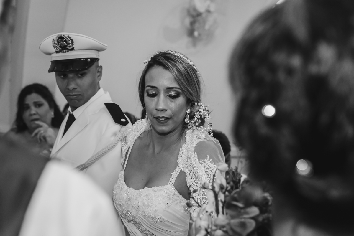 Foto da noiva entregando o buque para a mãe - Praia Grande - SP -Capela Santa - Cia P&B Produções Matilde