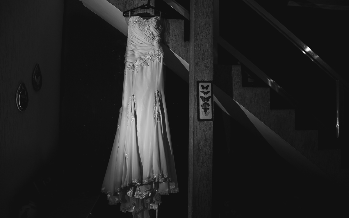 Foto do vestido da noiva durante o making of - Praia Grande - Sp - Cia P&B Produções 