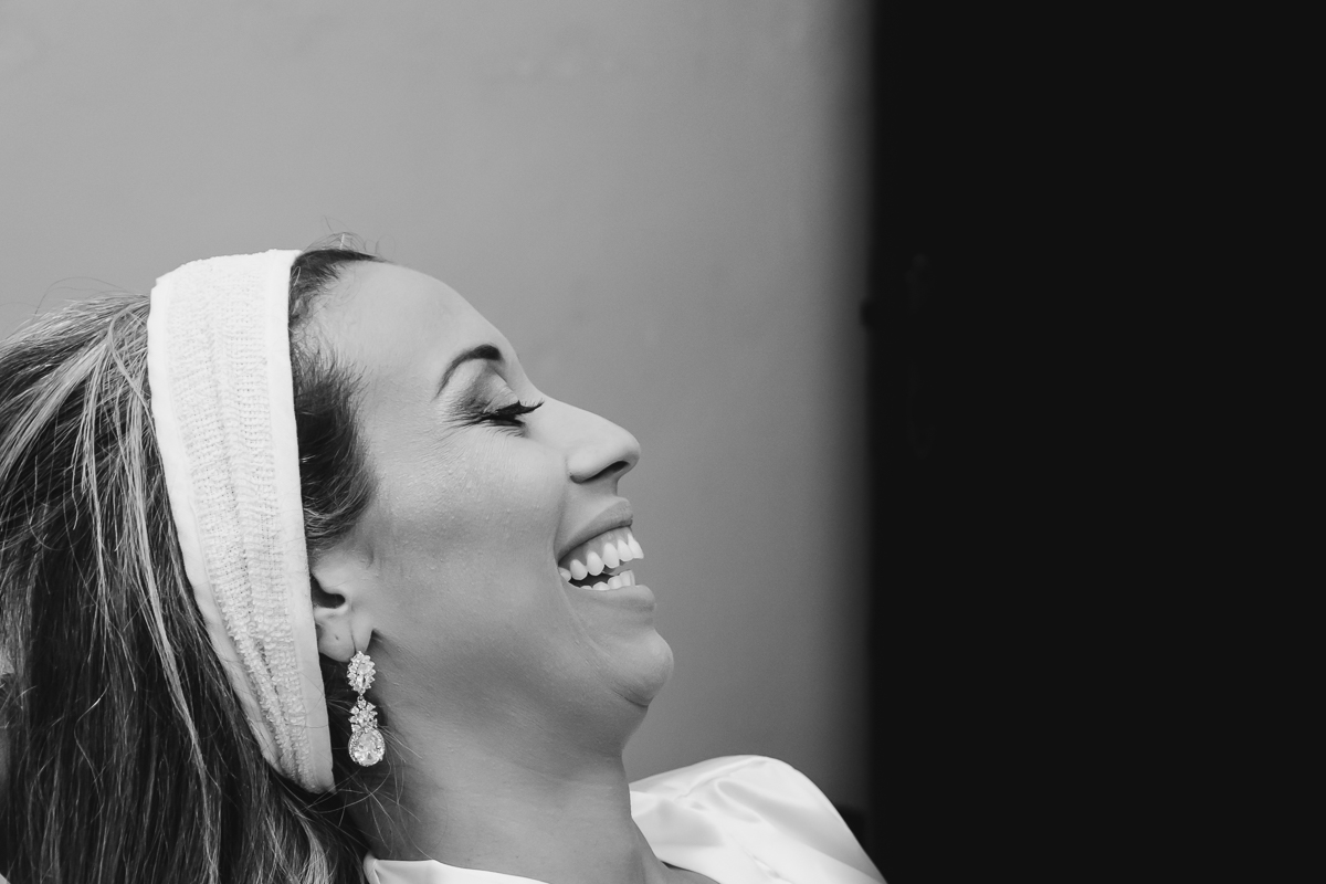 Foto da noiva sorridente em Praia Grande - SP - Cia P&B Produções