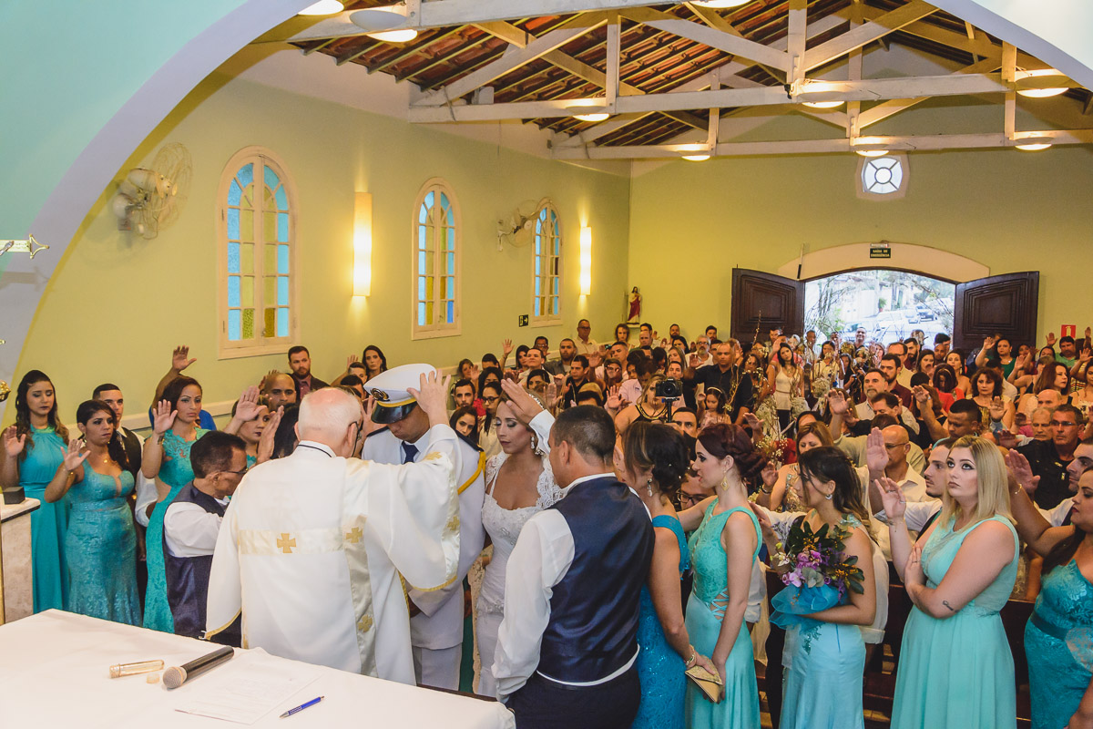 Foto da benção do casal pelo padre e convidados - Praia Grande - SP -Capela - Cia P&B Produções Santa Matilde