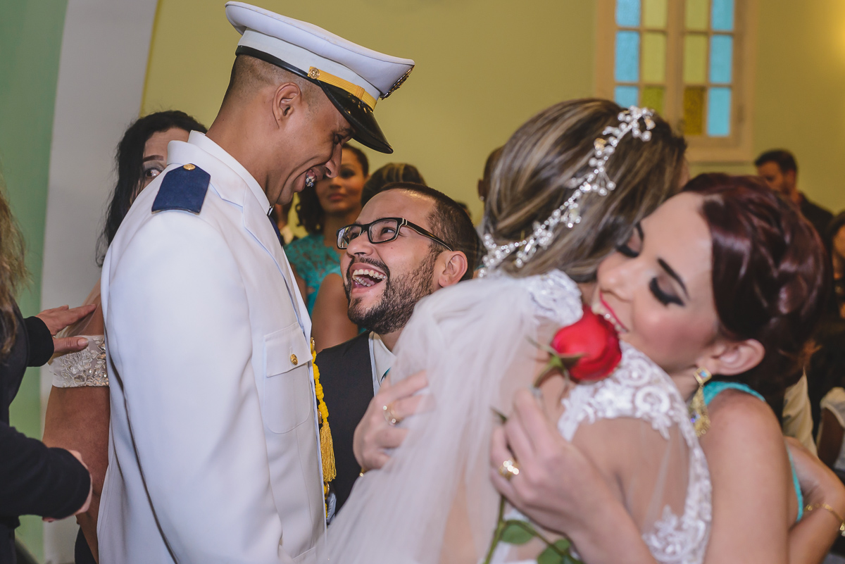 Foto do abraço dos padrinhos na cerimônia - Praia Grande - SP - Capela Santa Matilde- Cia P&B Produções 