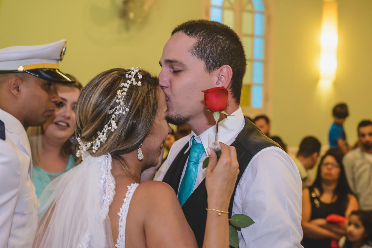 Foto do beijo do padrinho na noiva - Praia Grande - SP - Capela Santa Matilde - Cia P&B Produções