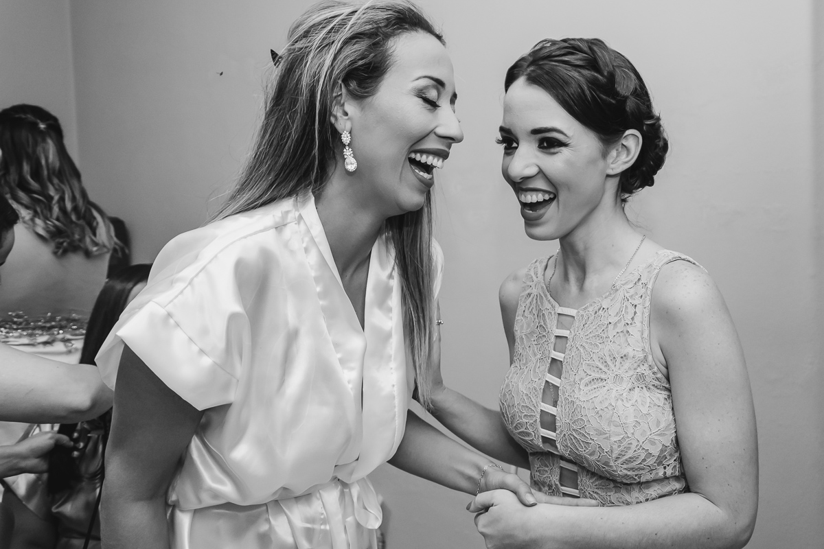 Foto da noiva e madrinha sorrindo em Praia Grande - SP - Cia P&B Produções