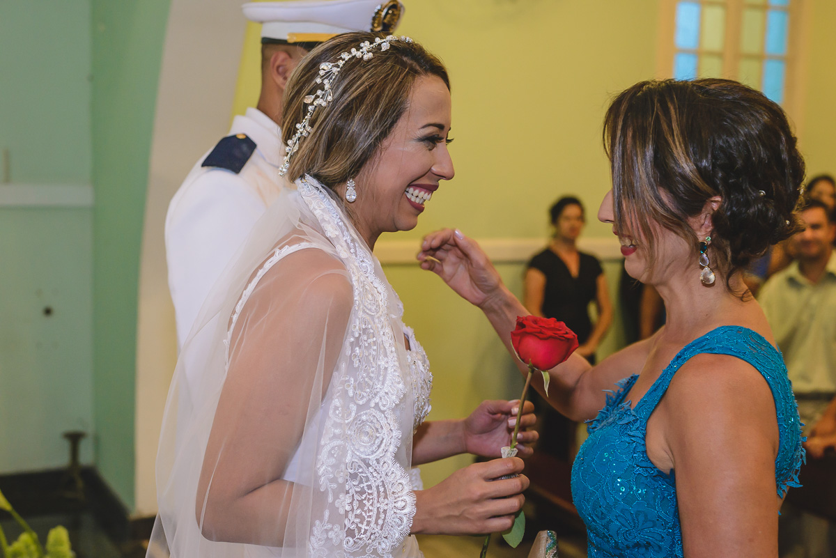 Foto do abraço da mãe da noiva na cerimônia - Praia Grande - SP -Capela  Santa Matilde - Cia P&B Produções