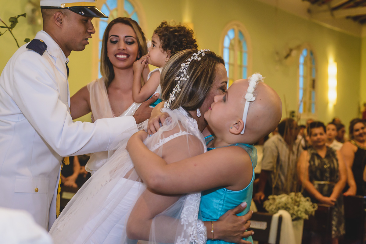 Foto do beijo da daminha na noiva durante a cerimônia - Praia Grande - SP -Capela Santa Matilde