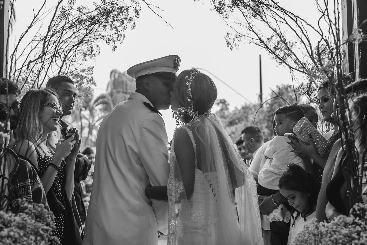 Foto do beijo dos noivos na saída da igreja - Praia Grande - SP - Capela Santa Matilde