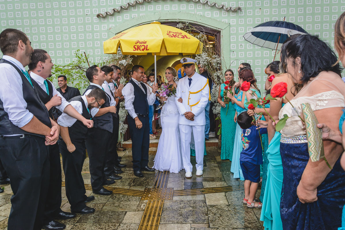Foto da saída dos noivos da igreja com os padrinhos - Praia Grande - SP -Capela Santa Matilde