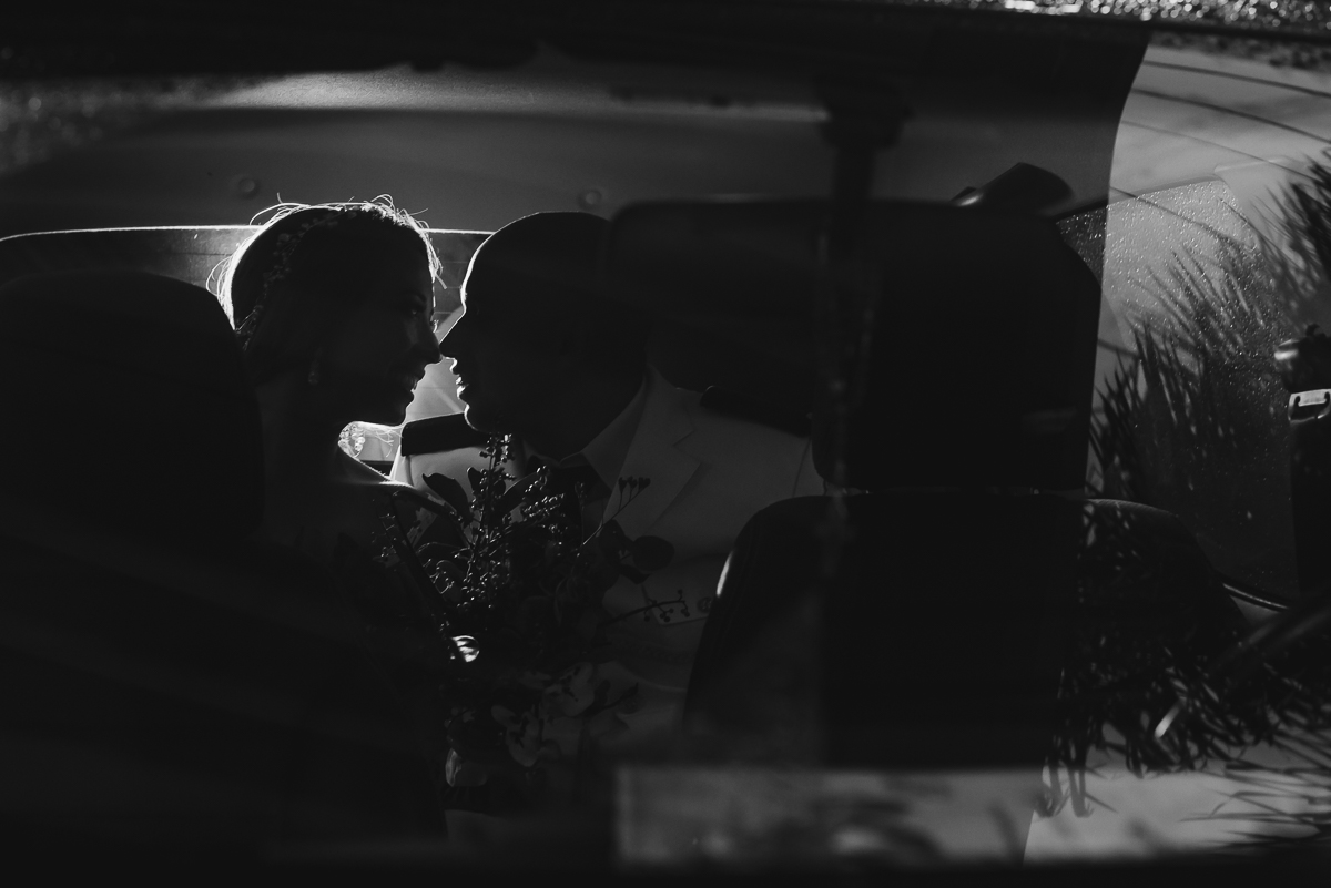 Foto do casal dentro do carro após a cerimônia - Praia Grande - SP -Capela Santa Matilde