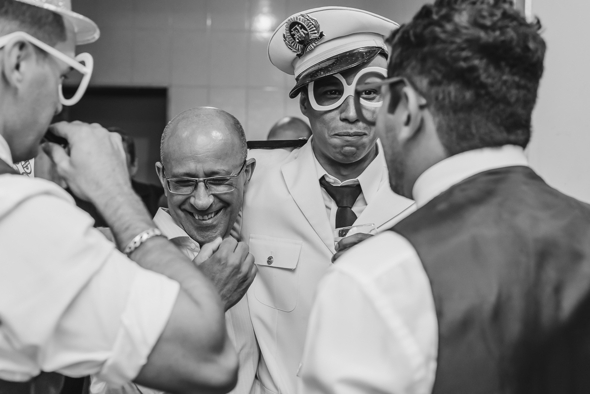 Foto do noivo na hora da gravata - KF Eventos - Praia Grande - SP