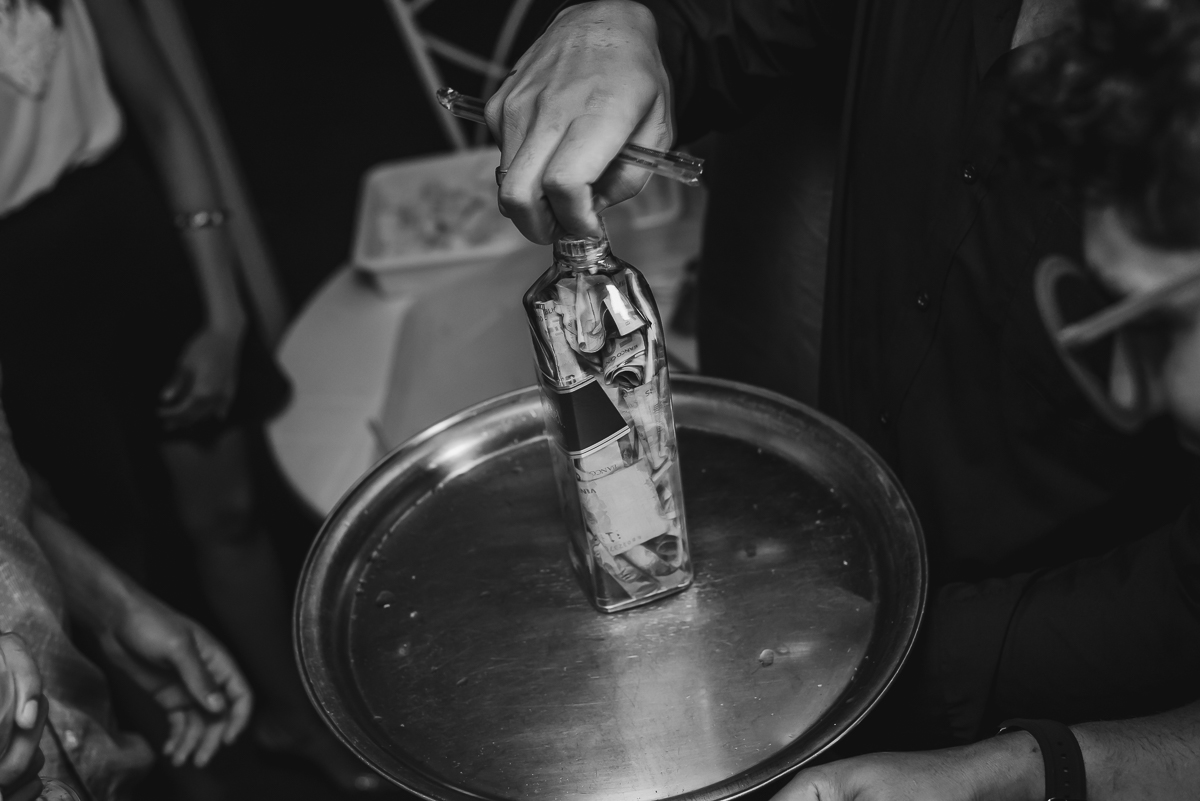 Foto do dinheiro da gravata na garrafa durante a festa -- KF Eventos - Praia Grande - SP