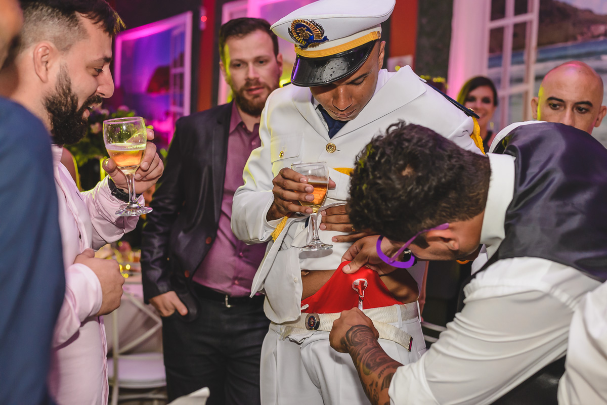 Foto de brincadeira na hora da gravata na festa com o noivo - - KF Eventos - Praia Grande - SP - Cia P&B Produções