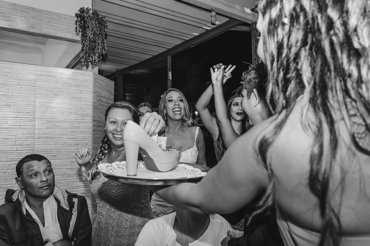 Foto da noiva, madrinhas e convidadas com o sapato na festa -- KF Eventos - Praia Grande - SP