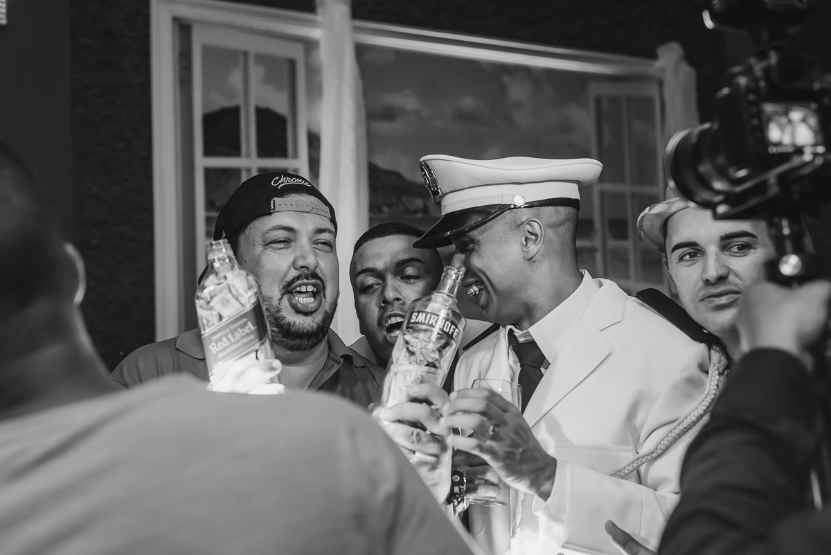 Foto do noivo e convidados durante a festa- KF Eventos - Praia Grande - SP