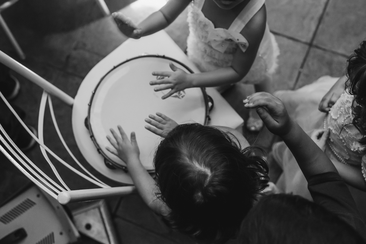 Foto de crianças tocando pandeiro durante a festa - KF Eventos - Praia Grande - SP - Cia P&B Produções