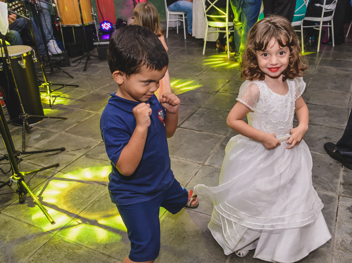 fato das crianças dançando na festa de casamento -- KF Eventos - Praia Grande - SP