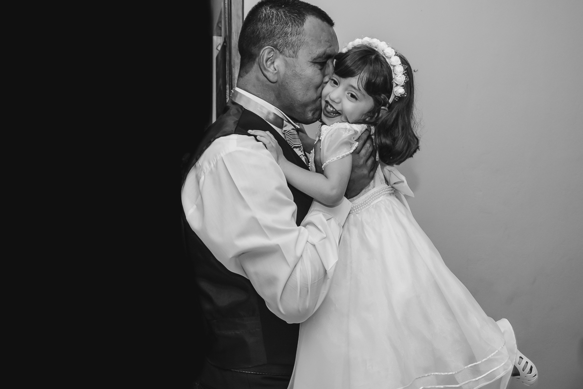 Foto do pai da noiva e daminha - Praia Grande - SP - Cia P&B Produções