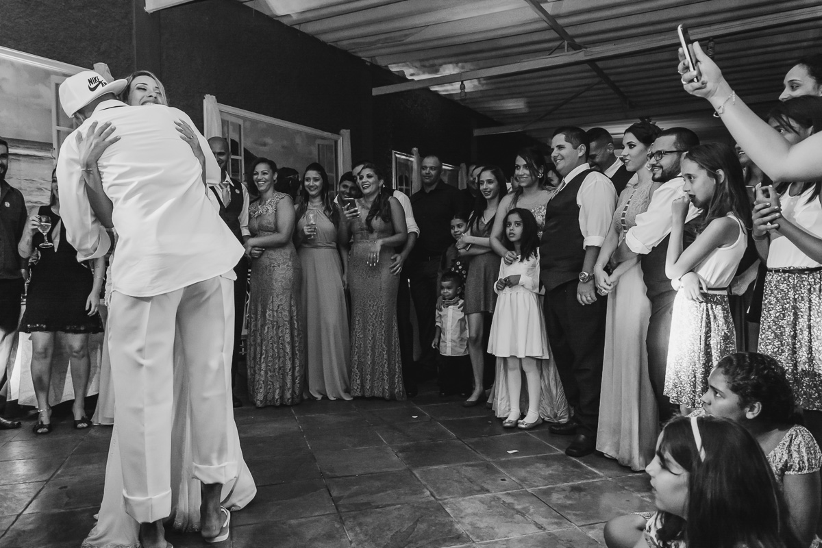 Foto da valsa dos noivos durante a festa - KF Eventos - Praia Grande - SP