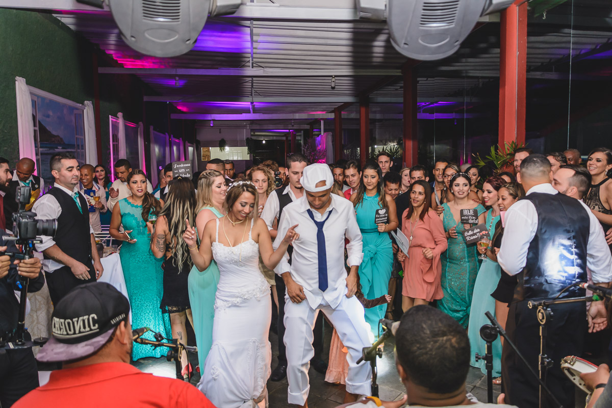 foto dos noivos, padrinhos e convidados na festa dançando- KF Eventos - Praia Grande - SP