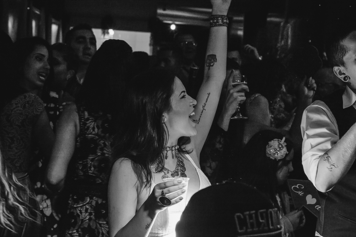 Foto da convidada dançando na festa de casamento -- KF Eventos - Praia Grande - SP