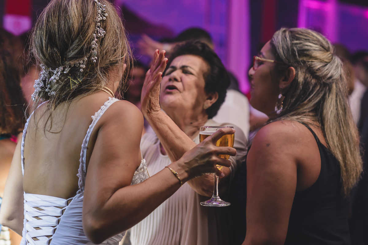 Foto de carinho na noiva durante a festa - KF Eventos - Praia Grande - SP