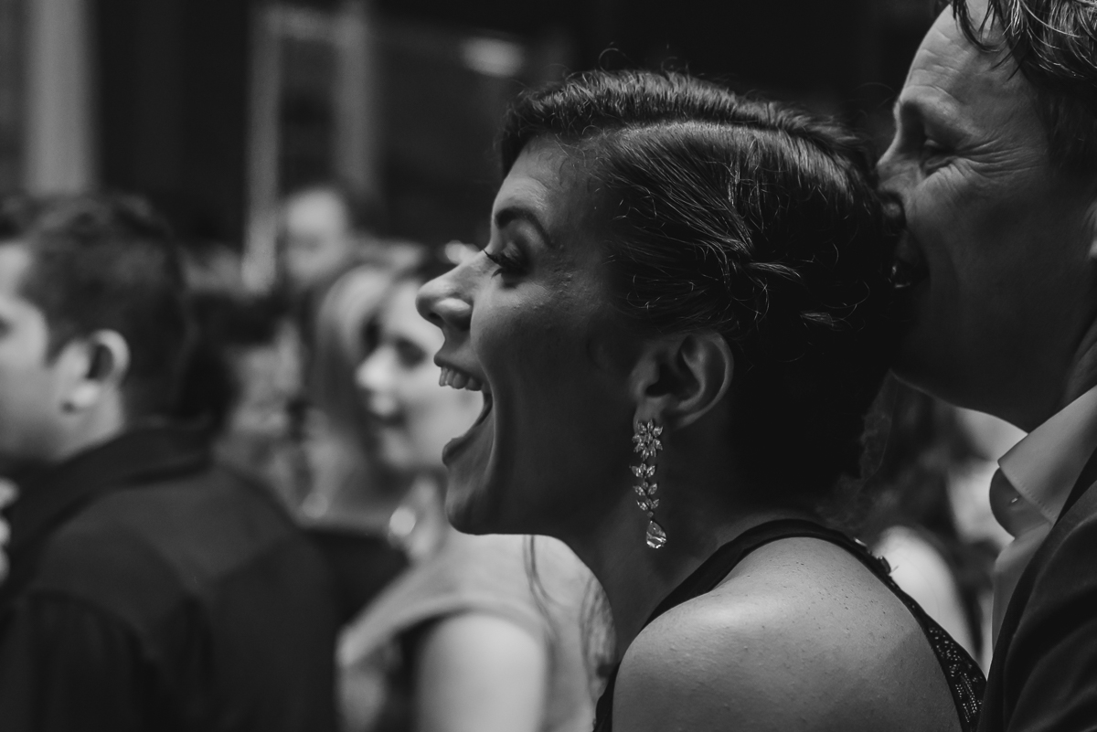 Foto da convidada cantando na hora da festa -- KF Eventos - Praia Grande - SP